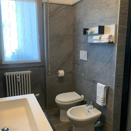 Lario Promenade: Family Friendly In Apartment Como